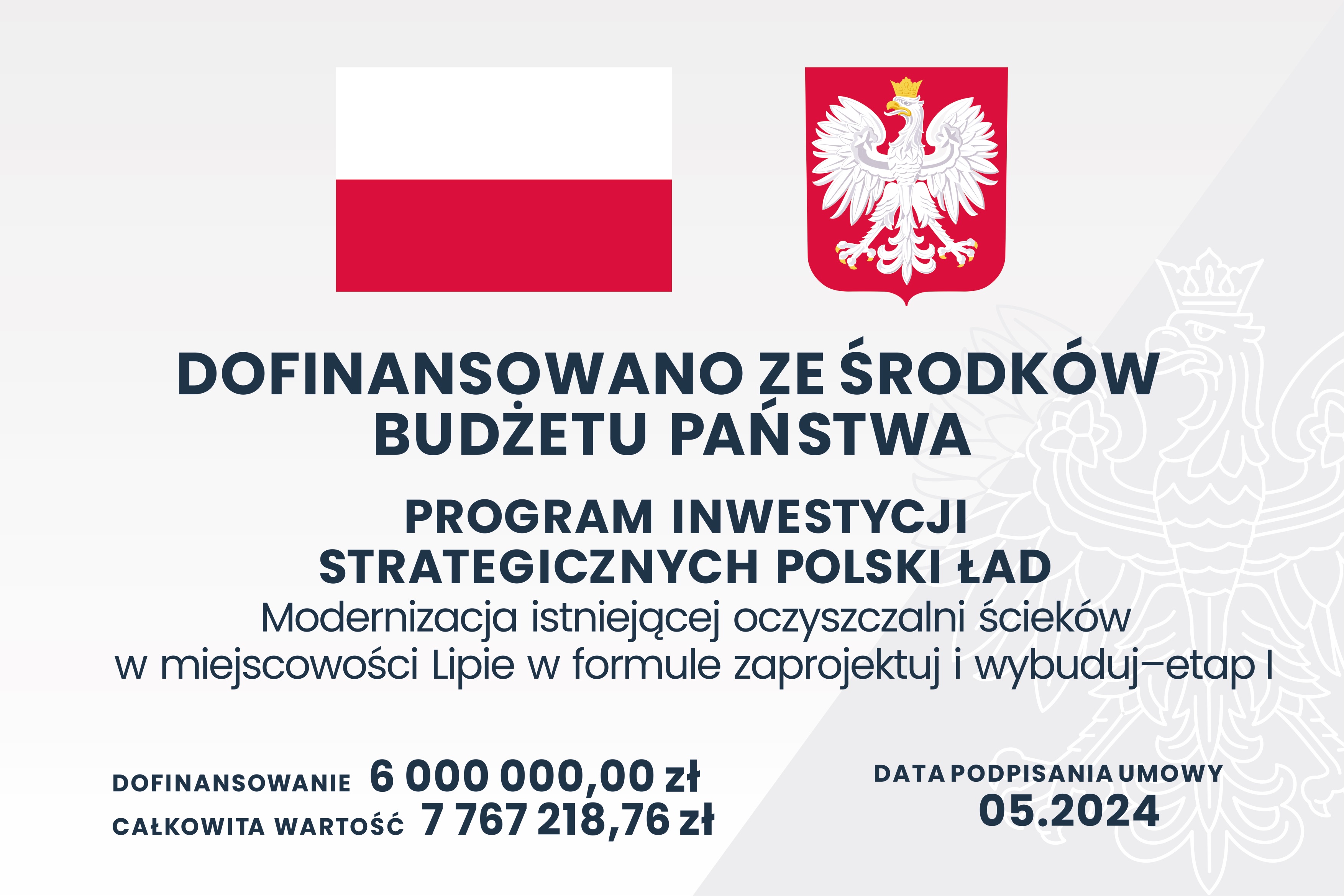 Szara tablica informacyjna z flagą Polski oraz godłem Polski z nazwą zadania i krótkim opisem inwestycji. 