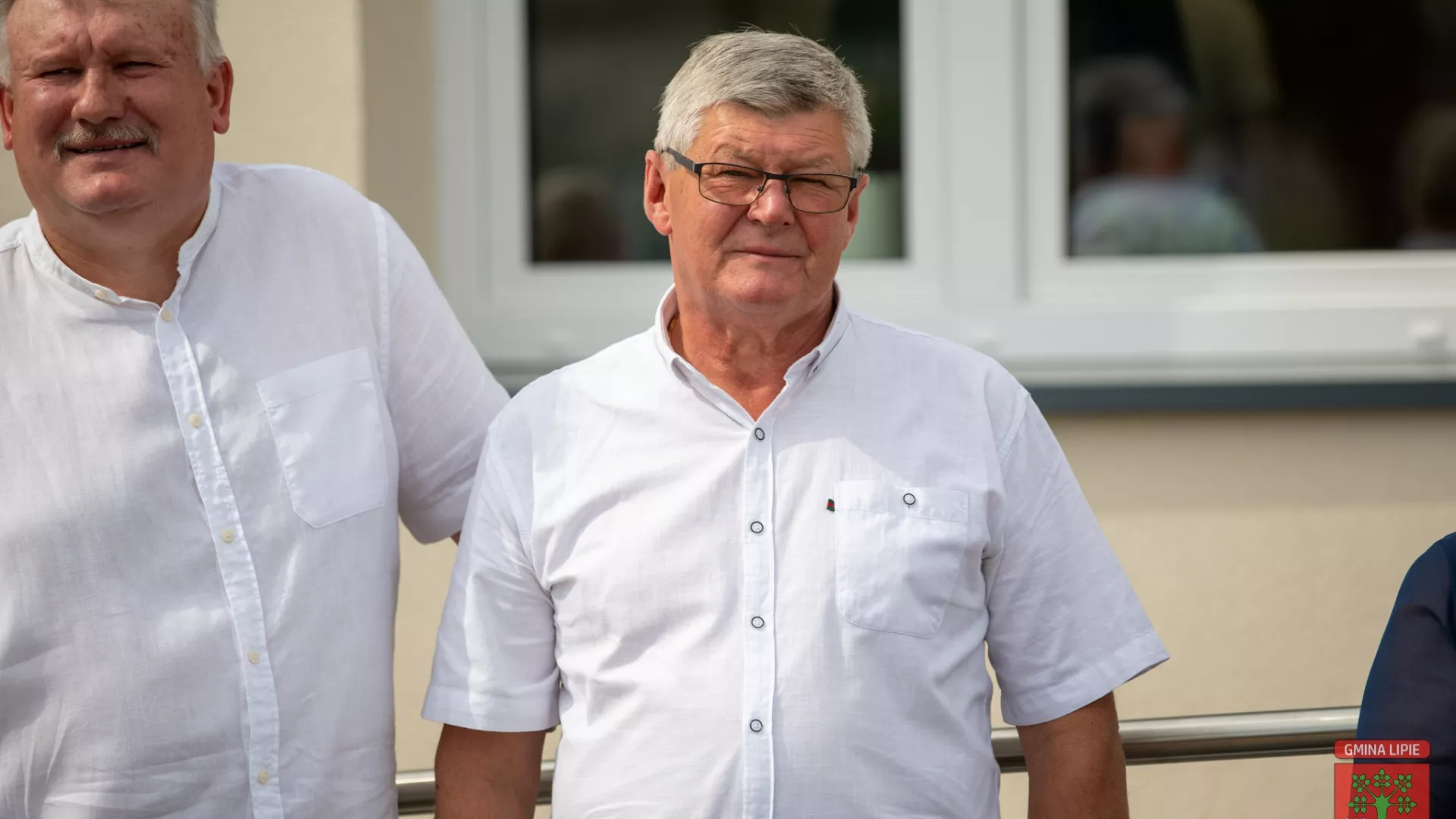 Goście przed remizą wiejską w Grabarzach