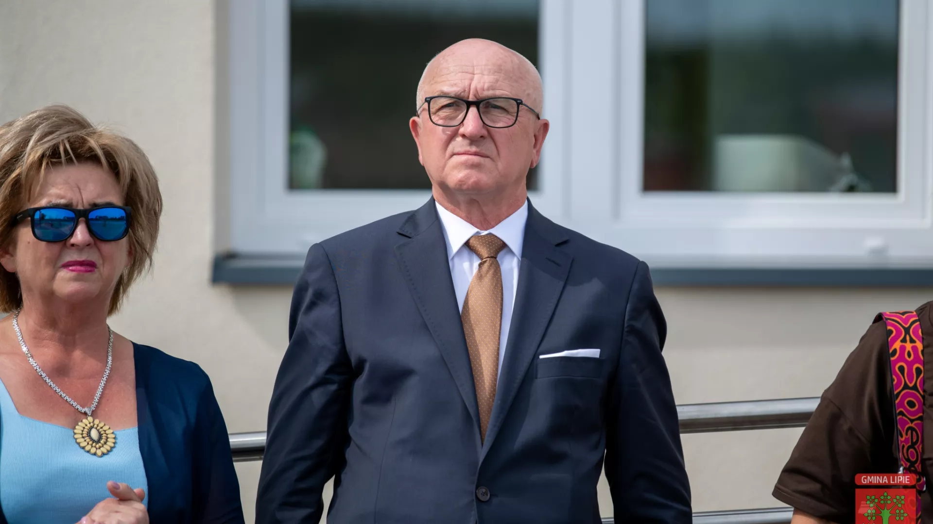 Goście przed remizą wiejską w Grabarzach