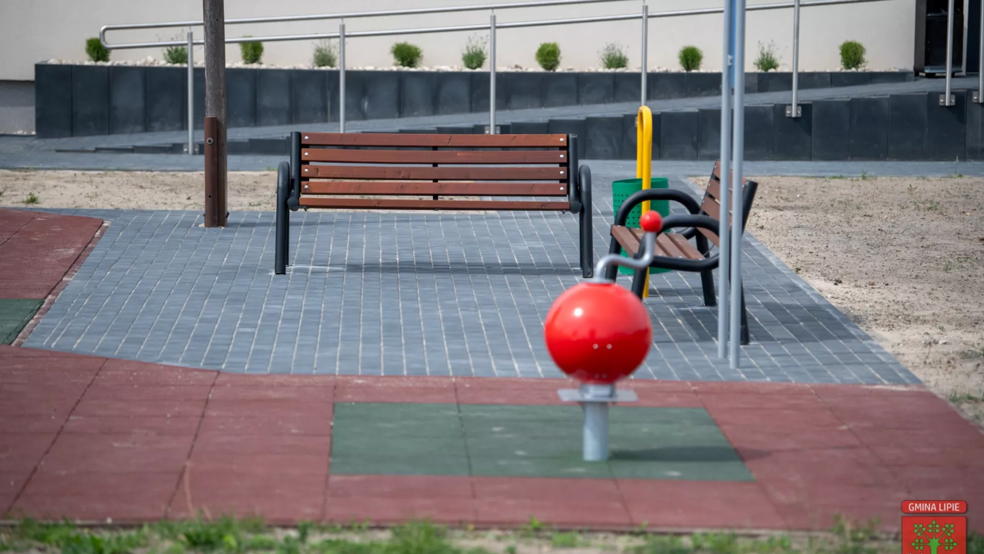 Plac zabaw przed remizą wiejską w Grabarzach