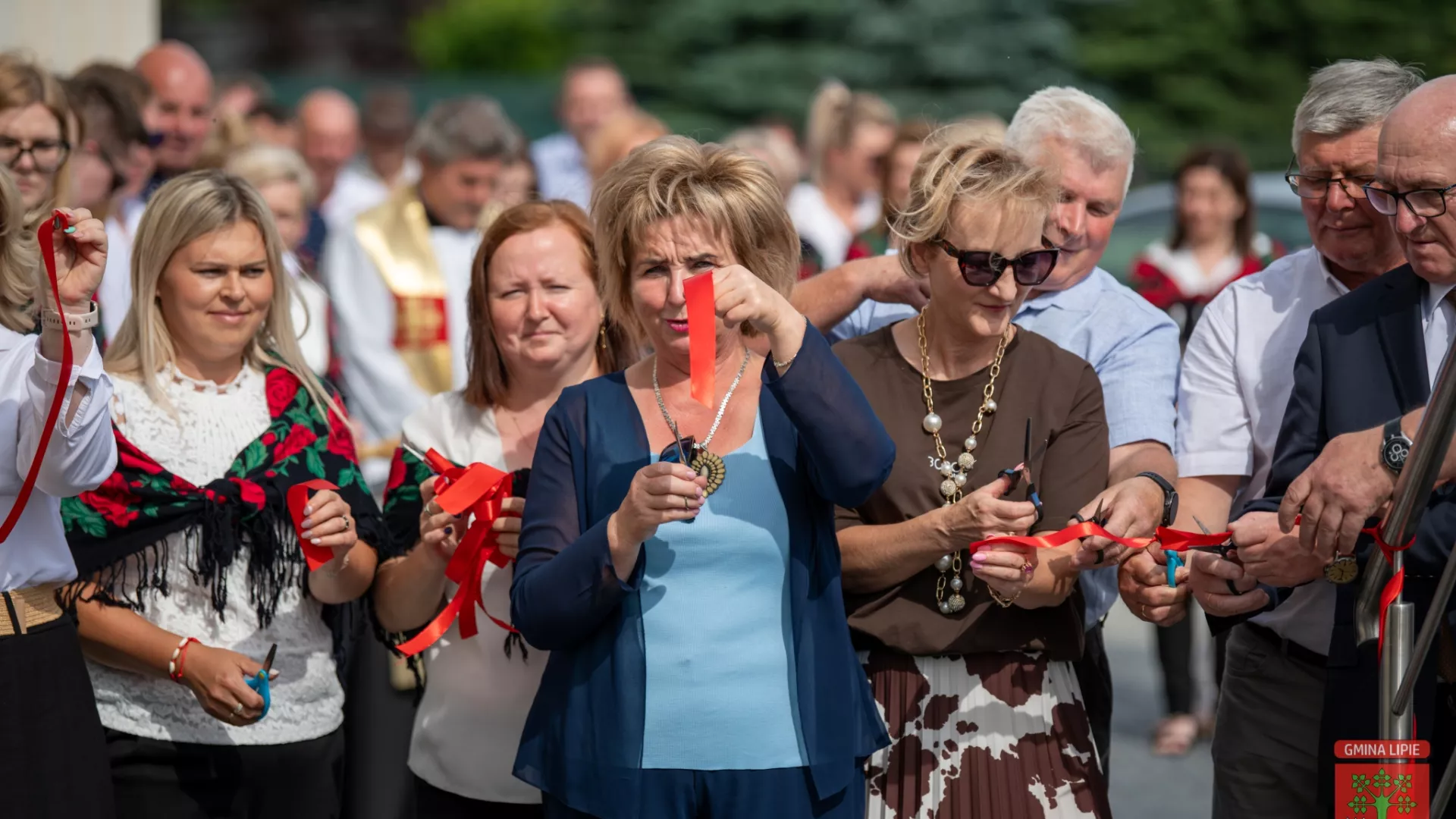 Przecięcie wstęgi przed remizą wiejską w Grabarzach