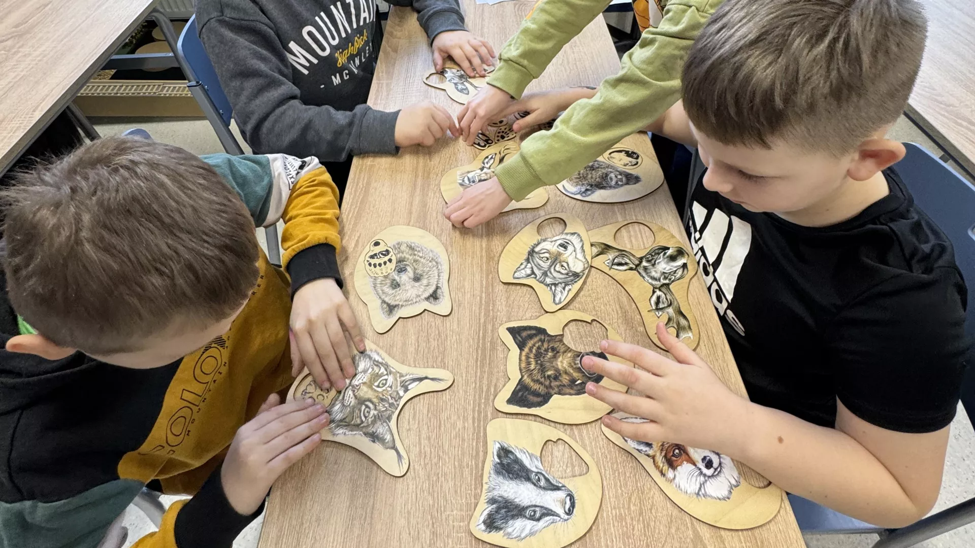 Warsztaty przyrodnicze - uczniowie układają puzzle