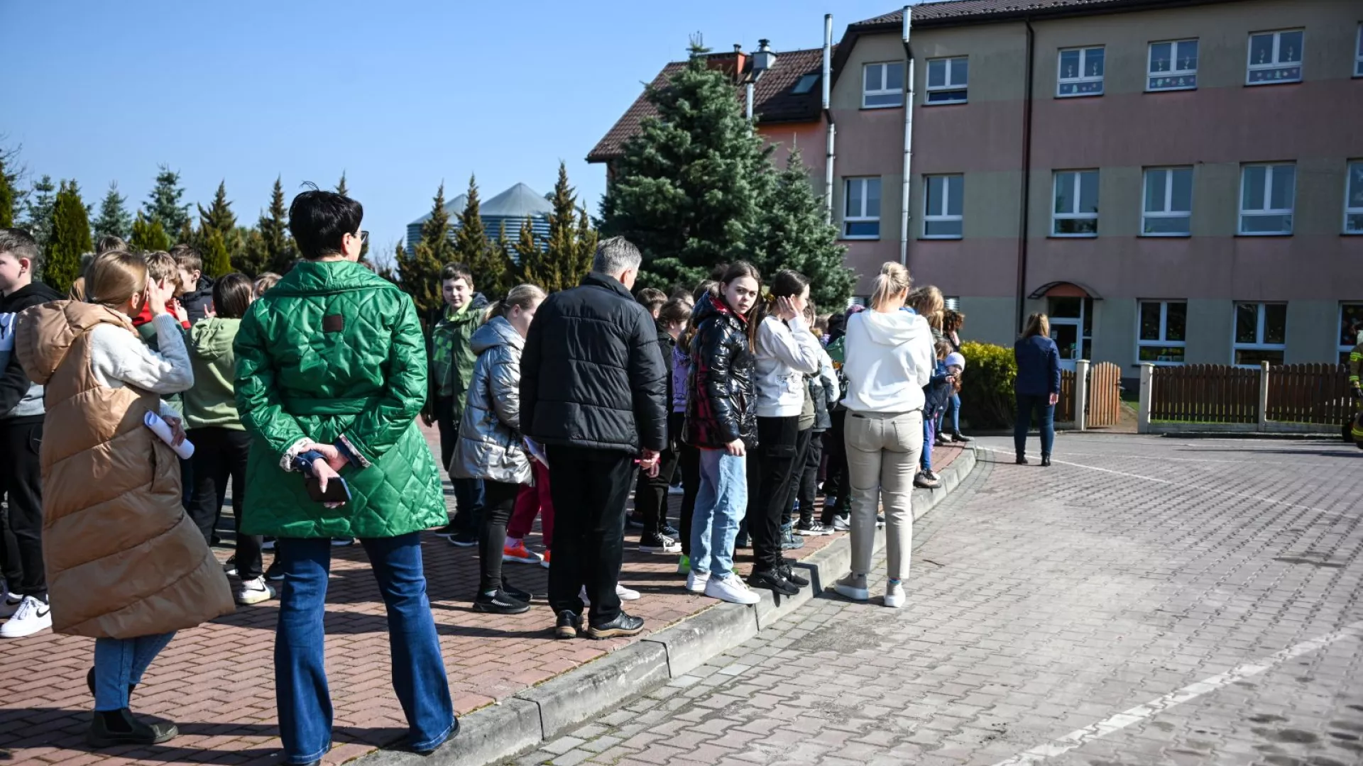 Ewakuowani uczniowie, nauczyciele i pracownicy obsługi w ZS-P Lipie