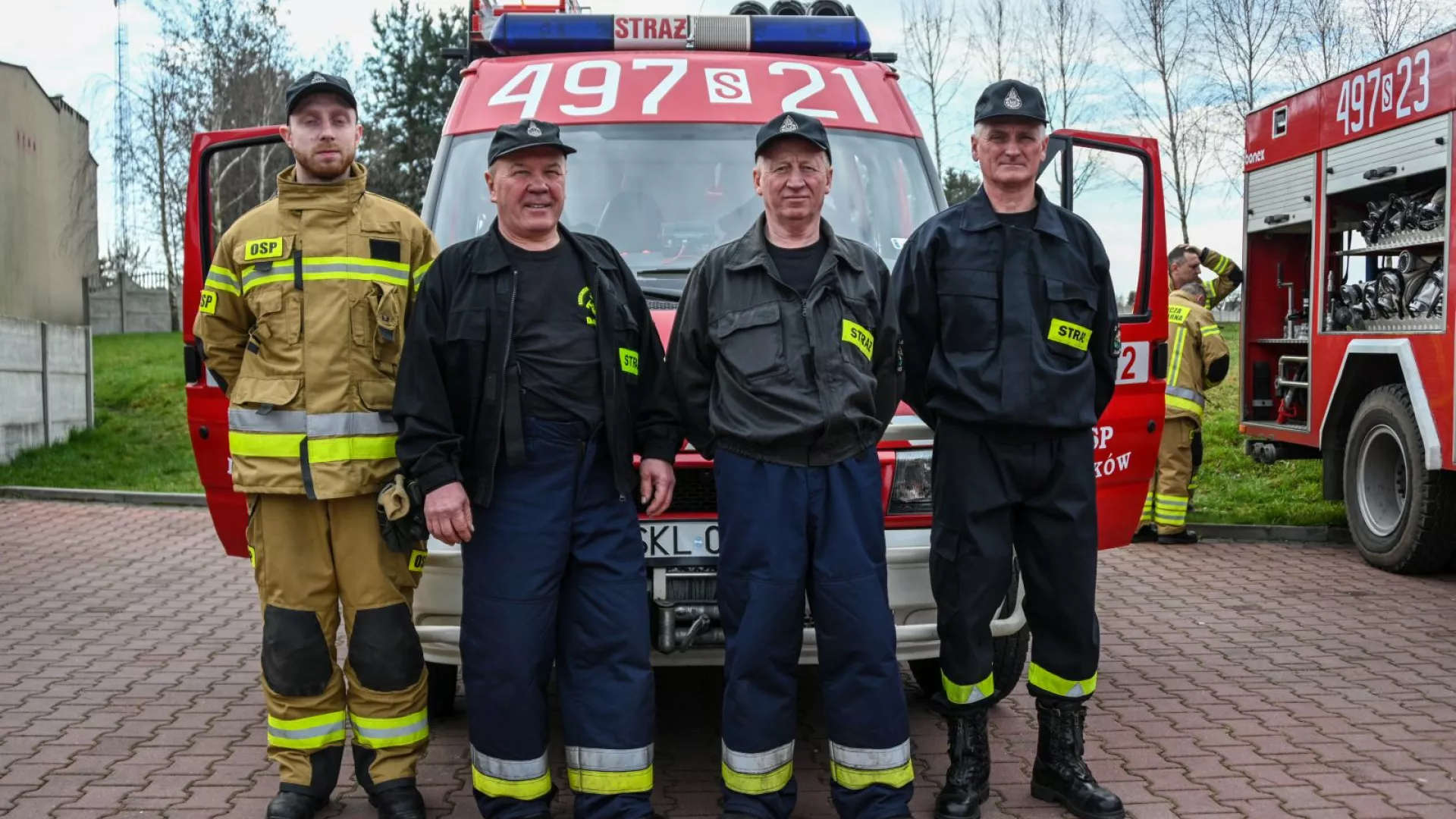 Strażacy OSP Danków na tle samochodu strażackiego