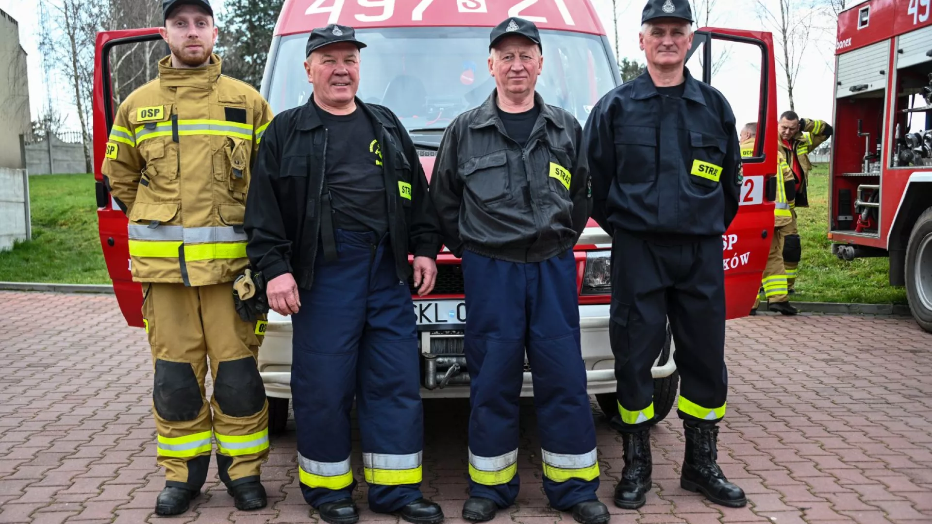 Strażacy OSP Danków na tle samochodu strażackiego