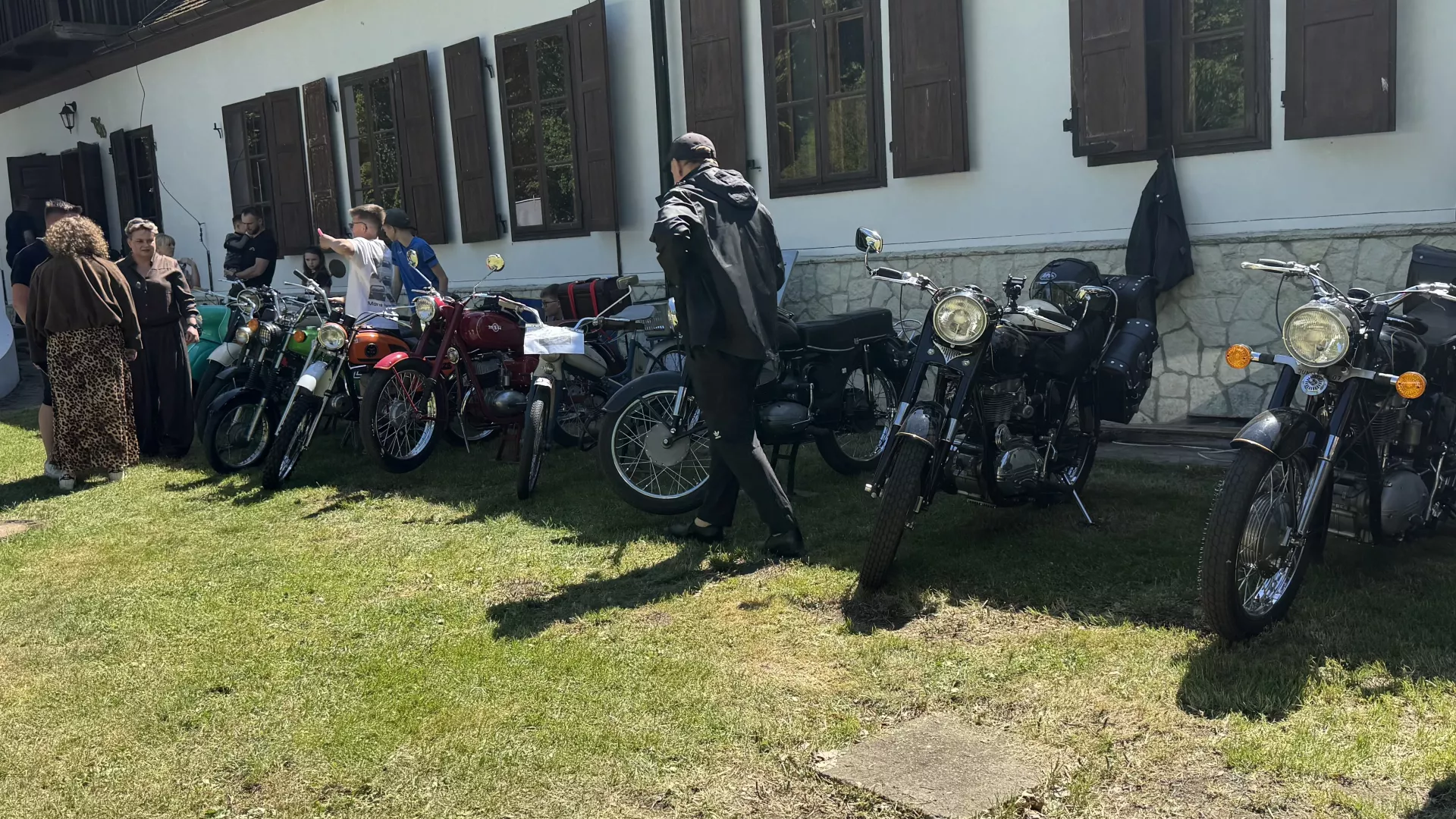 Gala motoryzacji w Lipiu - wystawione pojazdy i publiczność
