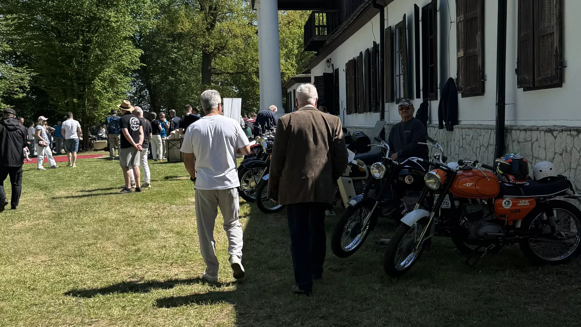 Gala motoryzacji w Lipiu - wystawione pojazdy i publiczność
