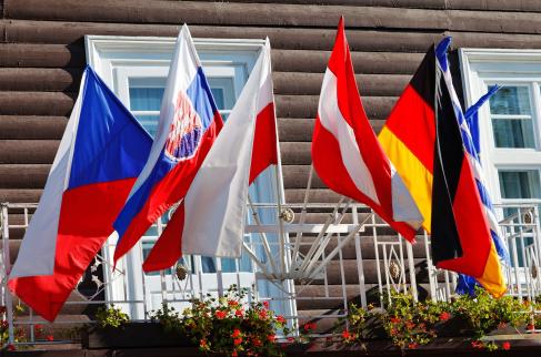 Flaga polska wśród wywieszonych flag państw Unii Europejskiej.
