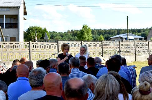 Wójt gminy i sołtys Grabarzy prowadzą zebranie z mieszkańcami sołectwa.