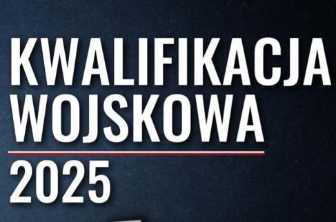 Na granatowym tle napis kwalifikacja wojskowa 2025