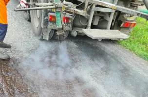 Zdjęcie przedstawia uzupełnienie ubytków w nawierzchni w trakcie prowadzenia prac.